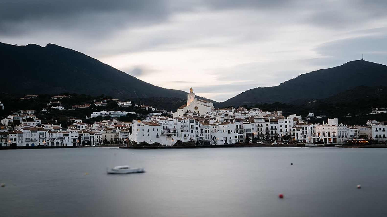 Una mancha de gasóleo amenaza las playas de Cadaqués