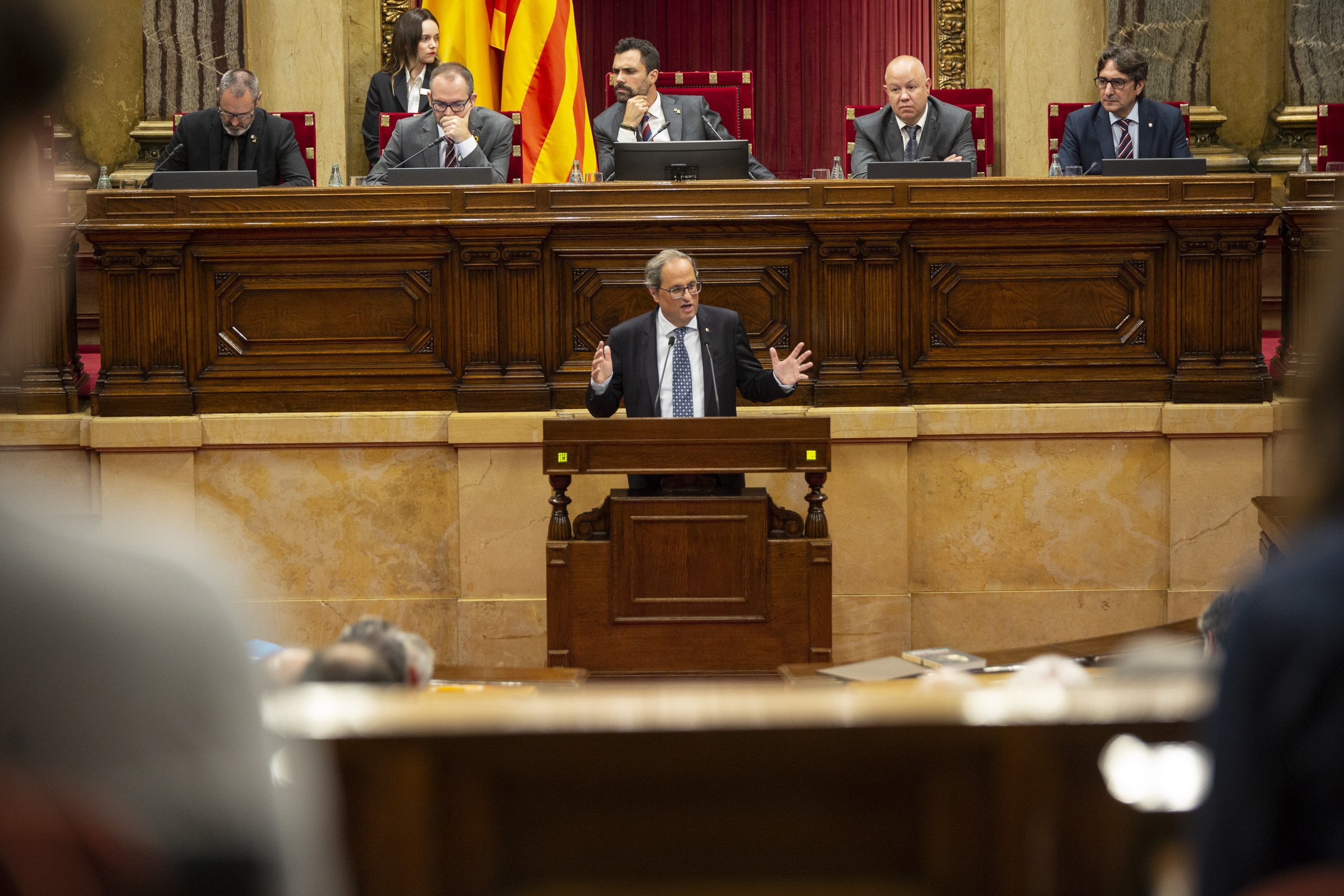 Torra esquiva revelar la resposta a la sentència i Cs tensa el ple amb l'acusació de terrorisme