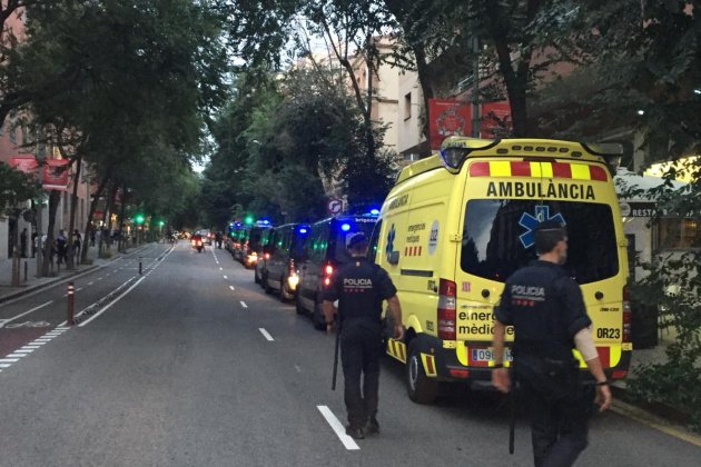 dispositiu policial caserna guardia civil travessera gracia dispositiu policial caserna guardia civil travessera gracia