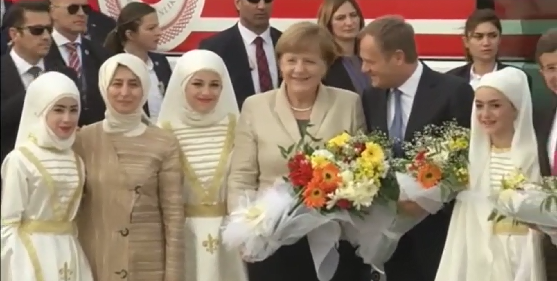Merkel y Tusk visitan un idílico campo de refugiados en Turquía
