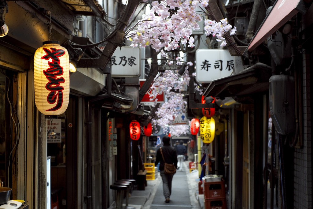 calle estrecha toquio - wikimedia