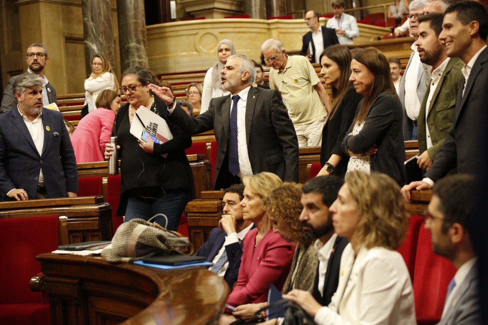 El encarcelamiento de los CDR provoca un final explosivo del debate de política general