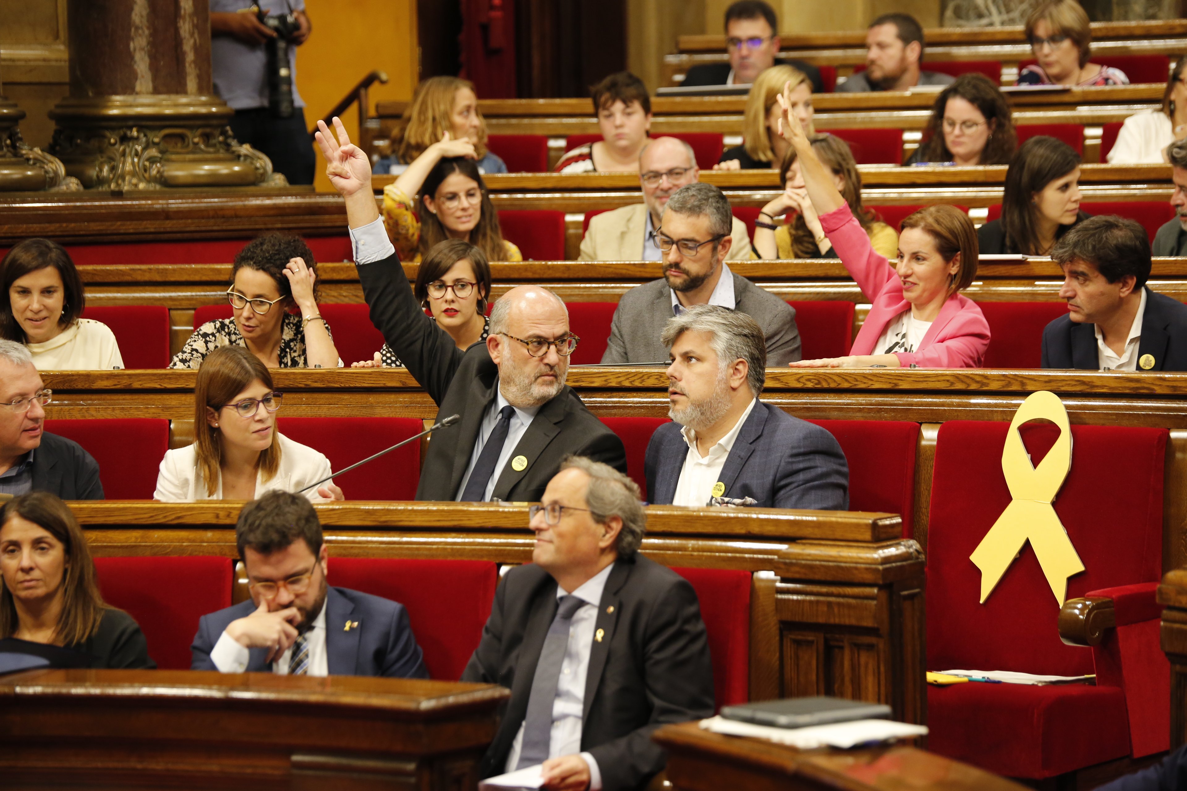 El TC estreny el setge: suspèn la resolució sobre autodeterminació i desobediència