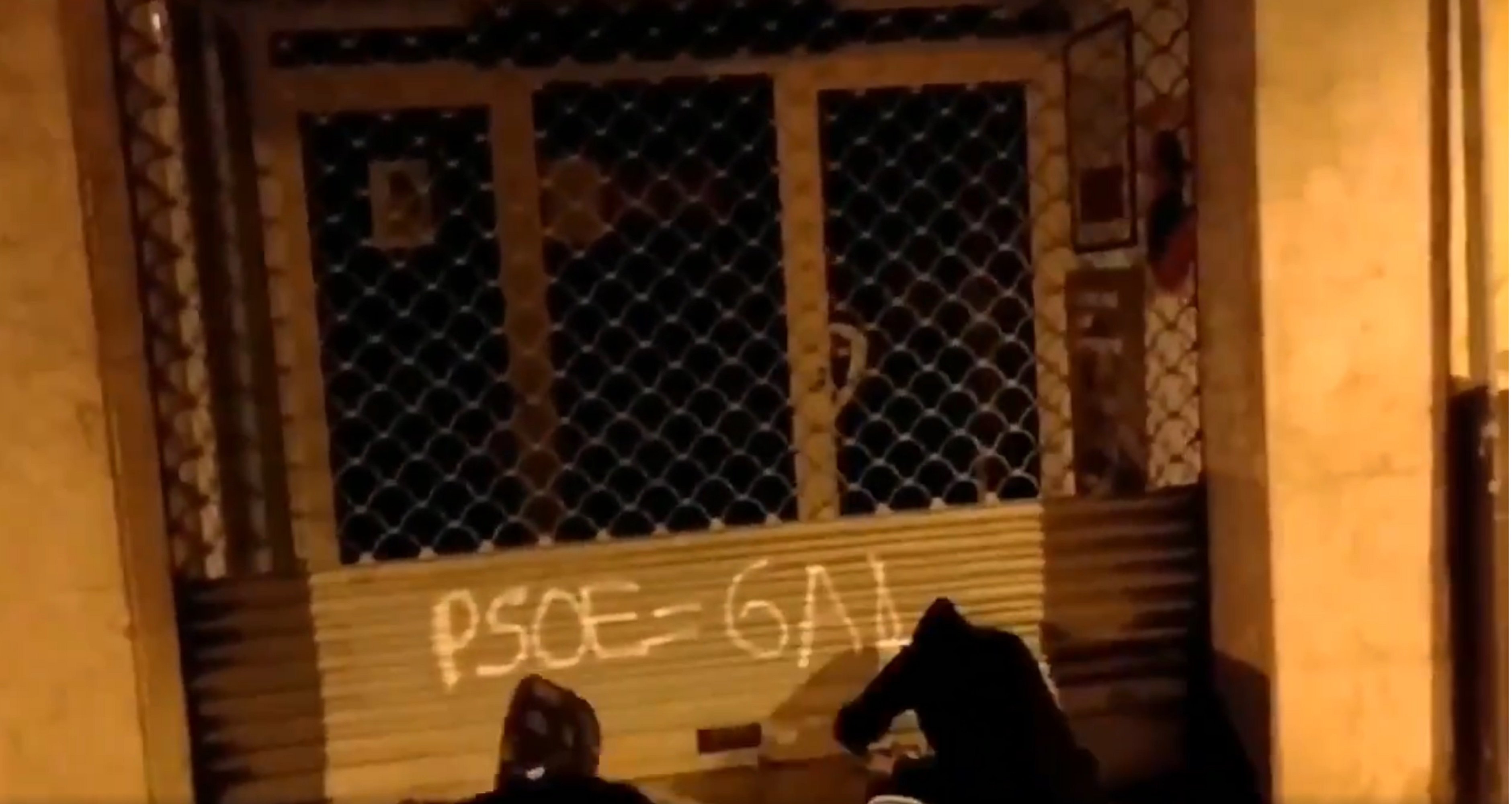 Pintan la sede del PSC de Nou Barris para denunciar la "represión" del Estado