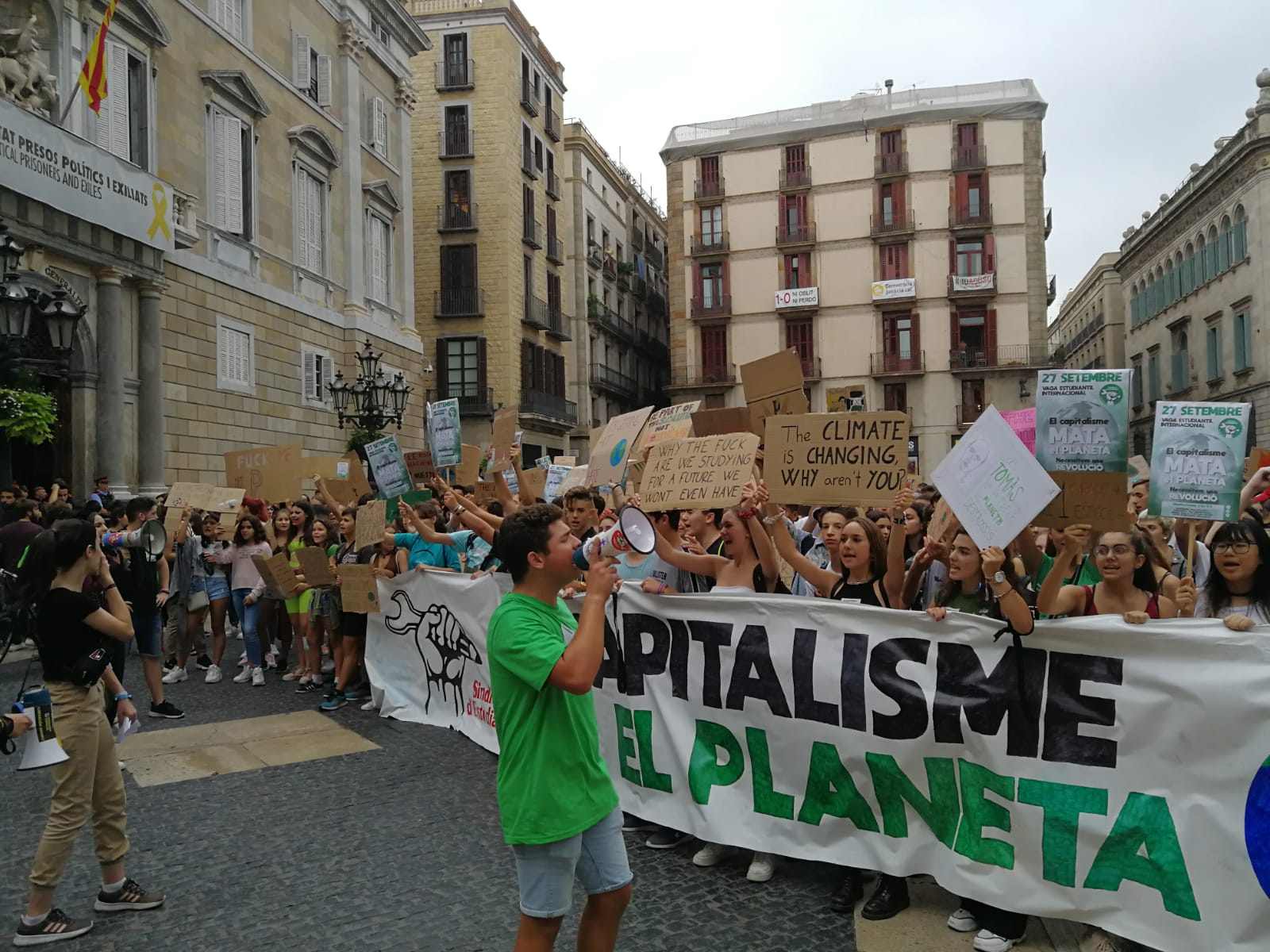 Los estudiantes llenan la plaza Sant Jaume por el clima