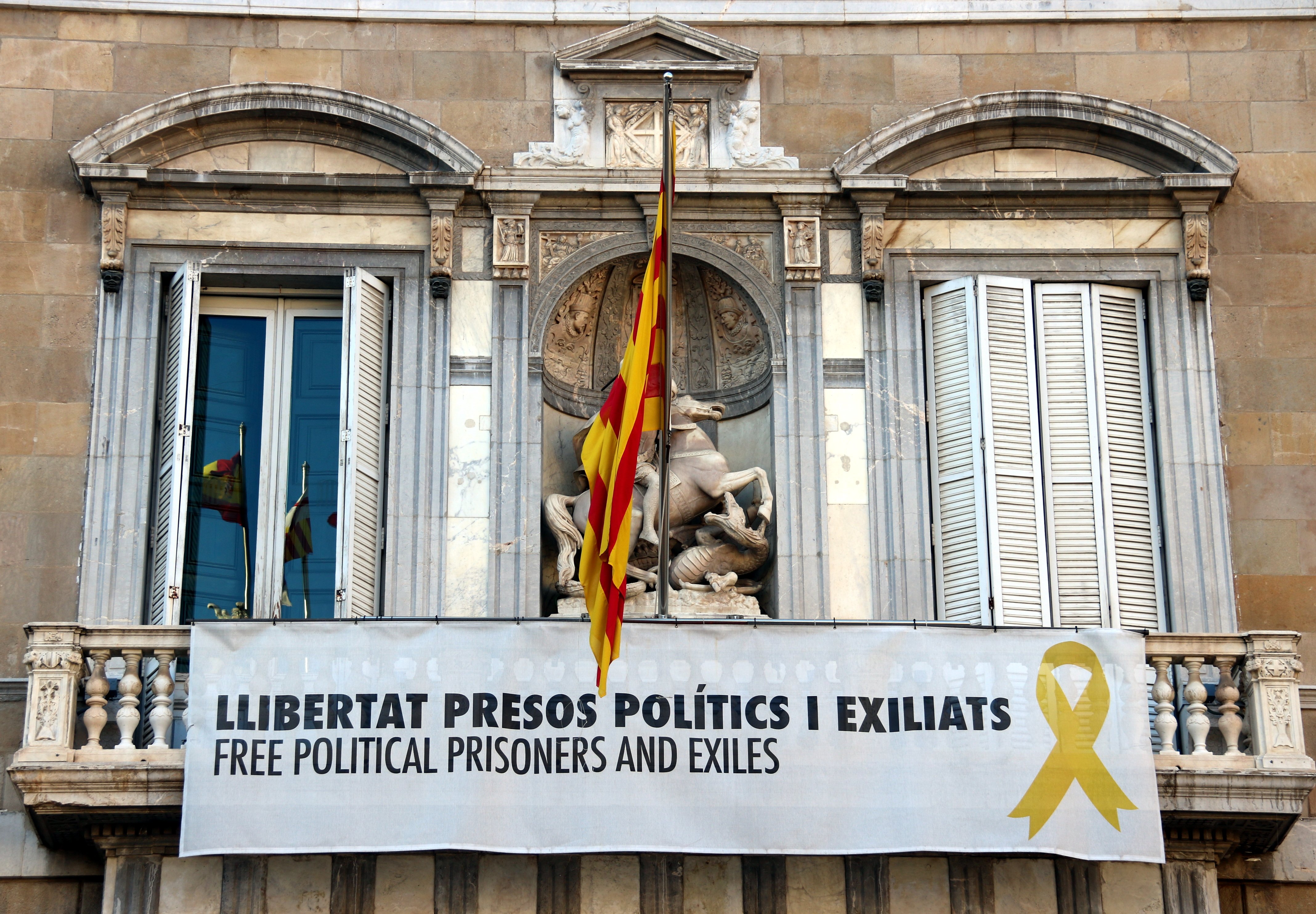 El TSJC ordena a los Mossos retirar inmediatamente el lazo amarillo de la Generalitat