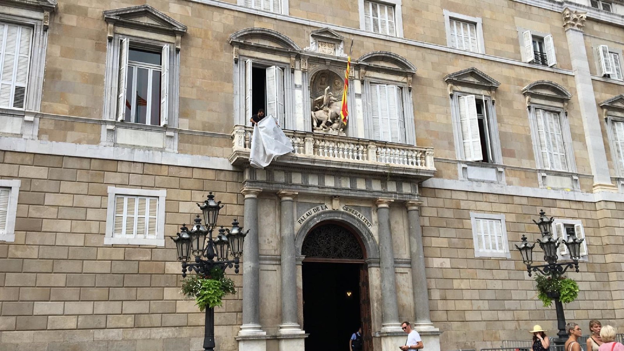 VÍDEO | Retiren la pancarta dels presos al Palau de la Generalitat