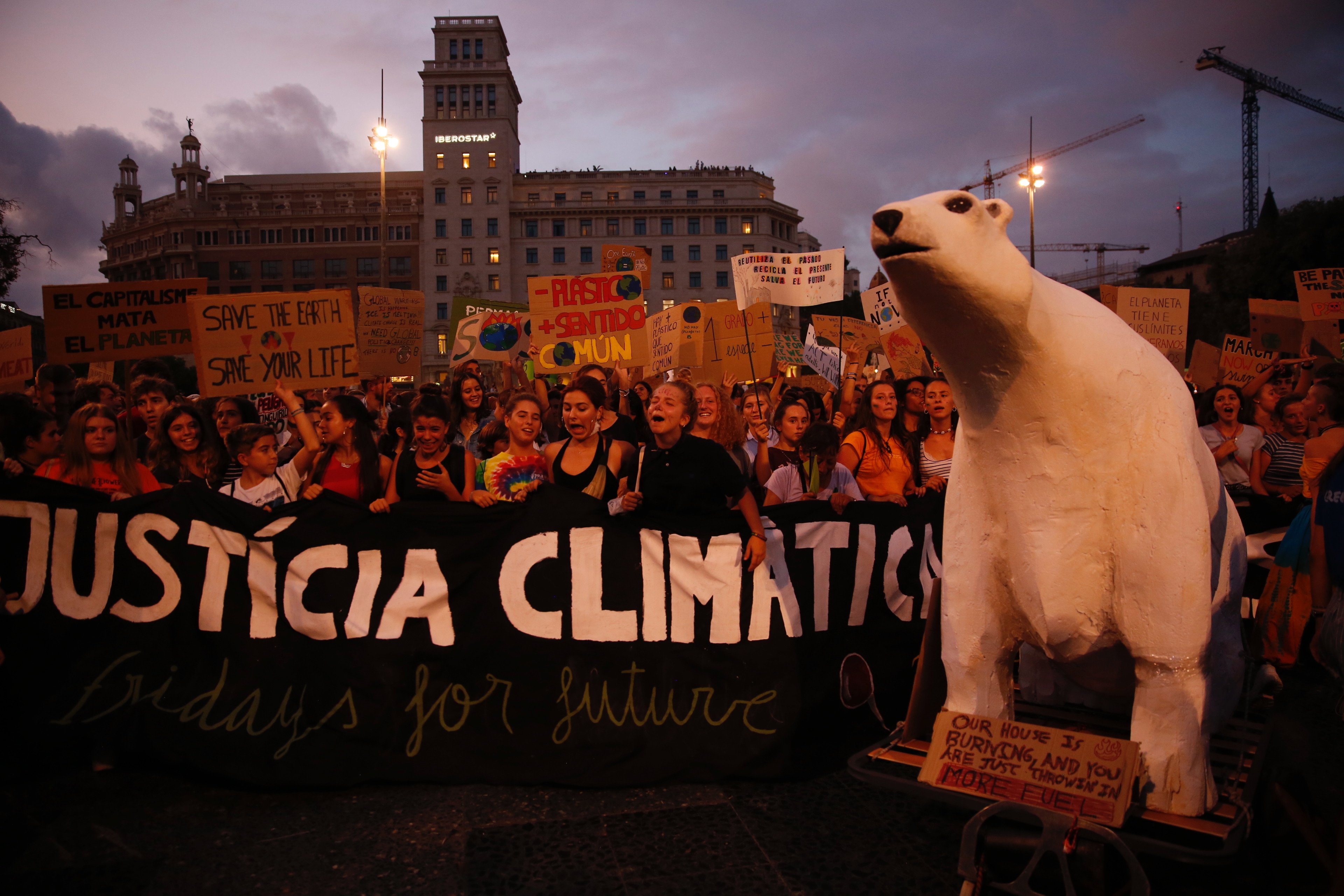 Parlaments i concerts per acabar la manifestació pel clima a Barcelona