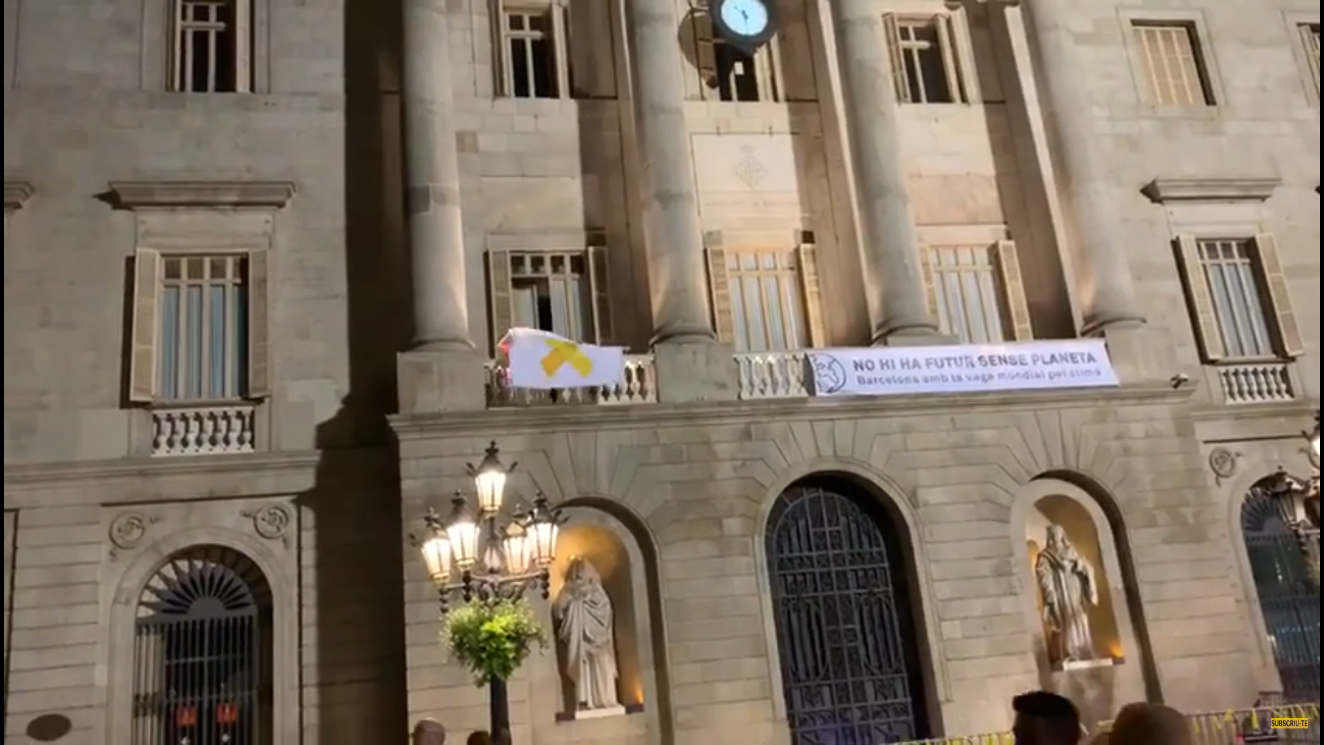 VÍDEO | Retiren el llaç groc de l'Ajuntament de Barcelona