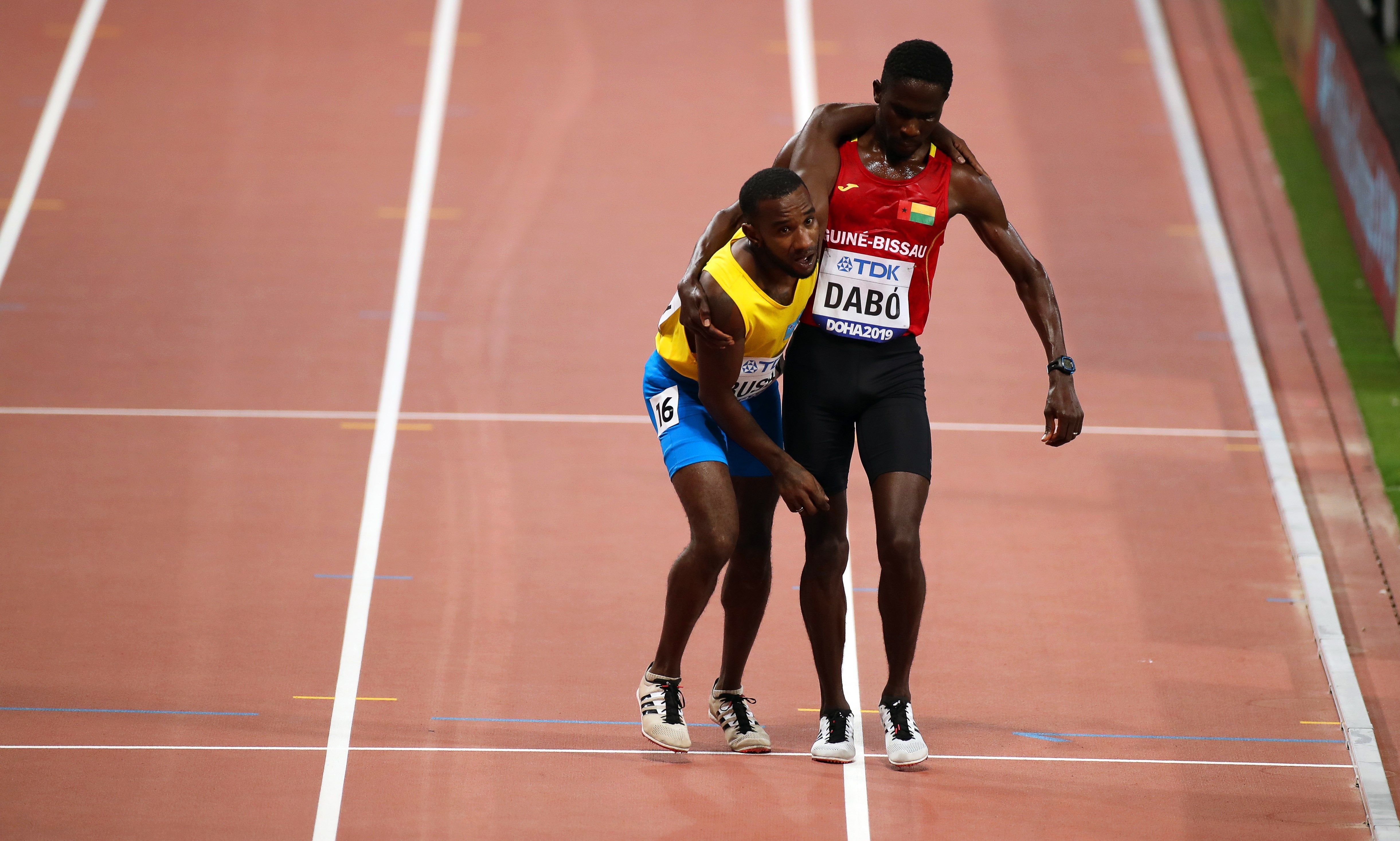 VÍDEO | L'enorme gest d'esportivitat d'un atleta a un altre a punt del col·lapse