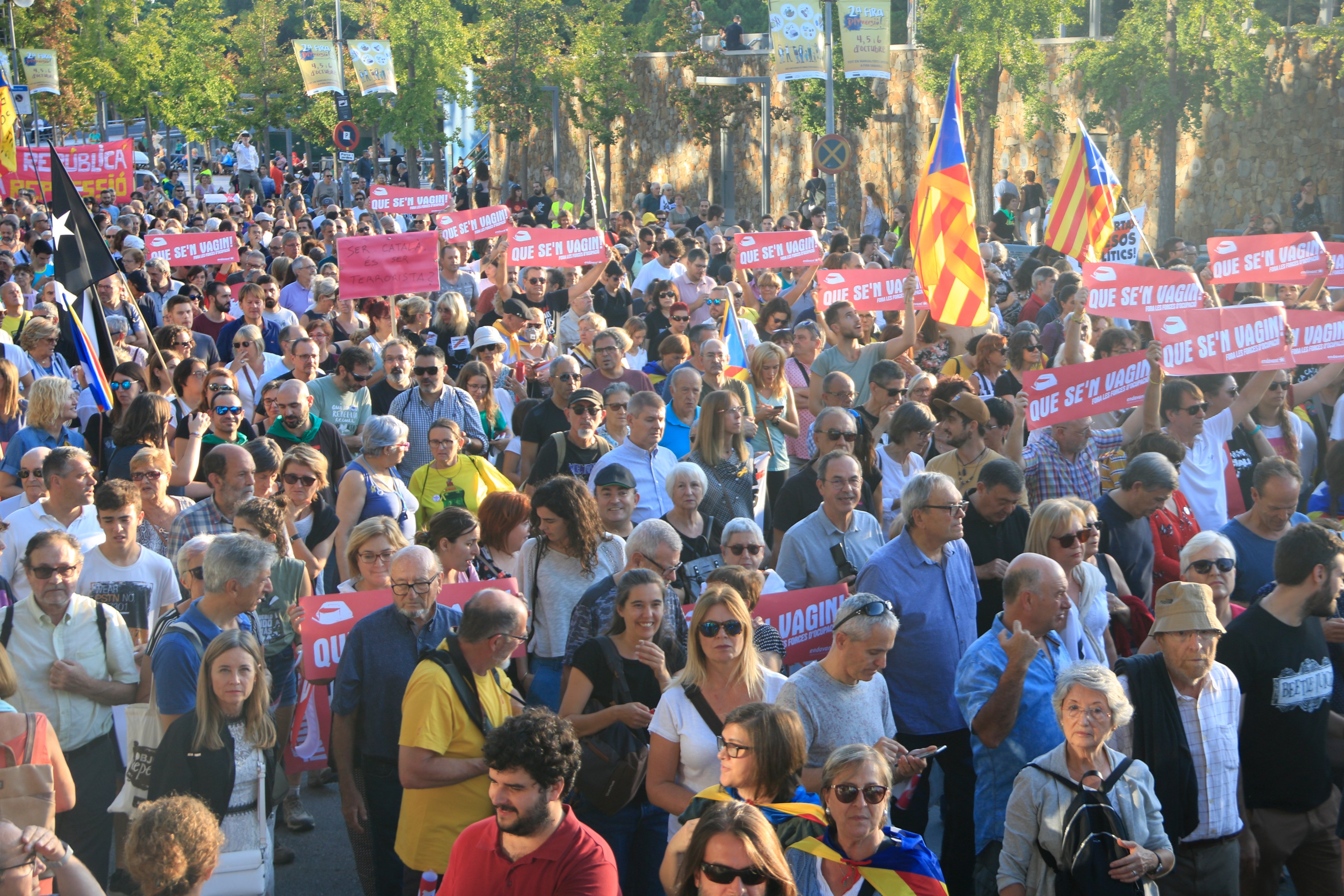 Multitudinària manifestació a Sabadell per l'alliberament dels CDR empresonats