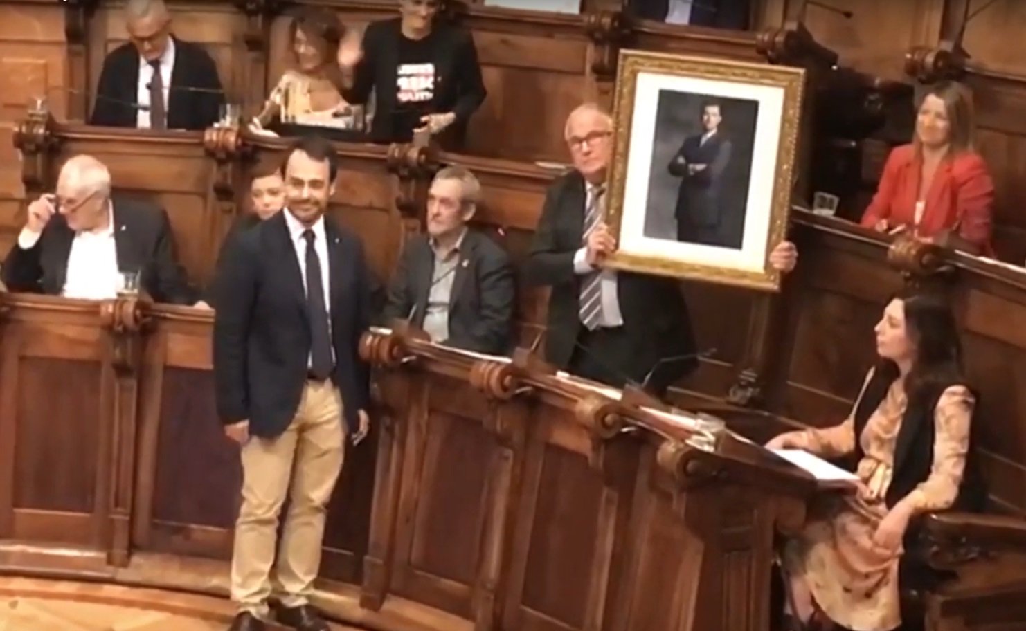 VÍDEO | Gritos de 'Viva el Rey' en el pleno del Ayuntamiento de Barcelona