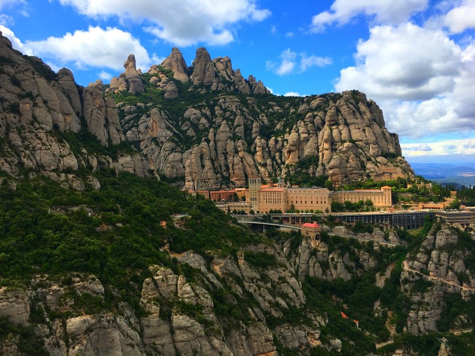 Una esllavissada de roques talla un carril a prop de Montserrat