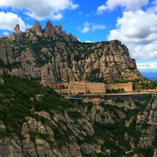 Montserrat s'il·luminarà aquesta nit per la independència i la unitat