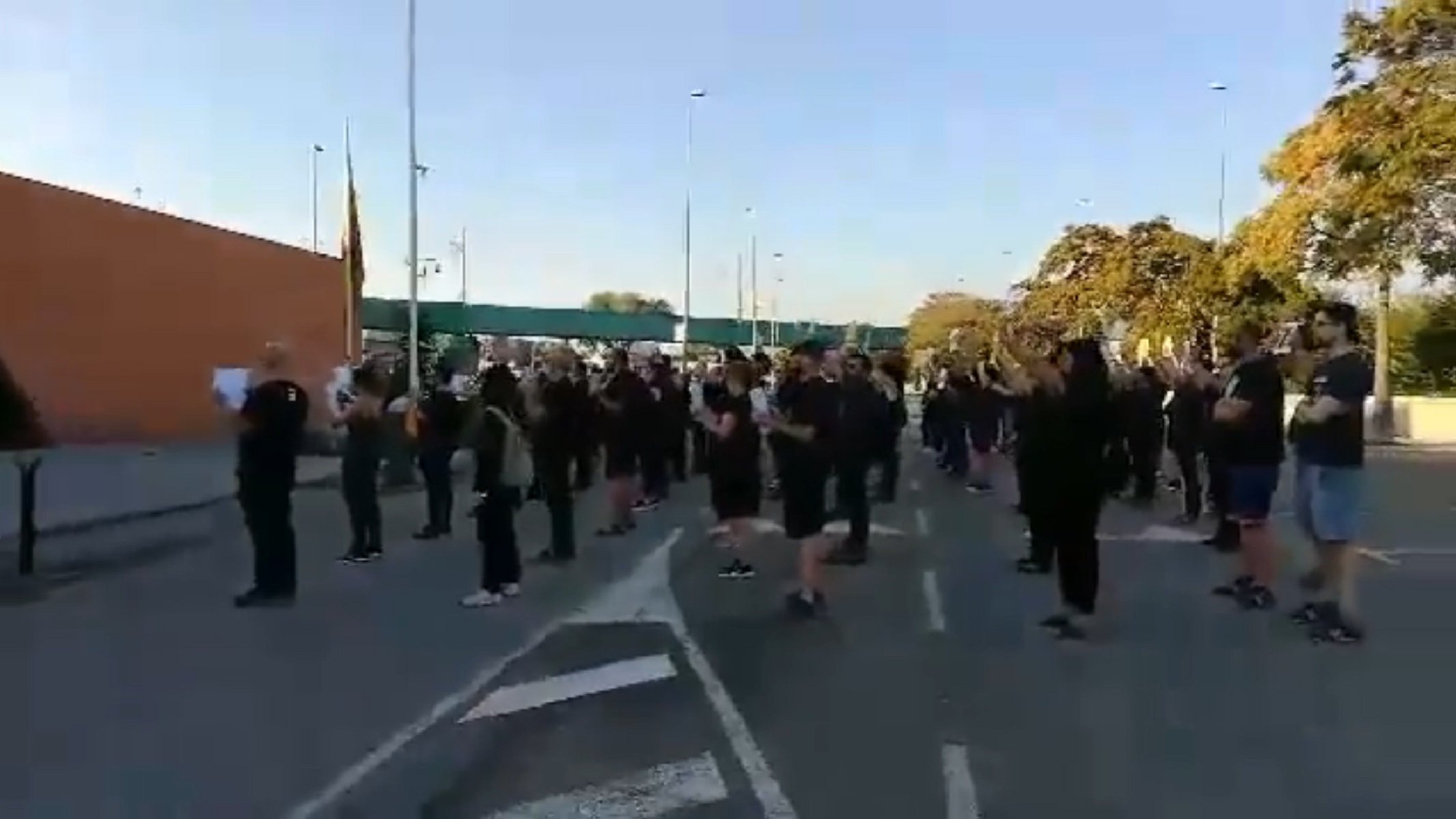 Protesta silenciosa de los CDR ante el cuartel de la Guardia Civil en Granollers