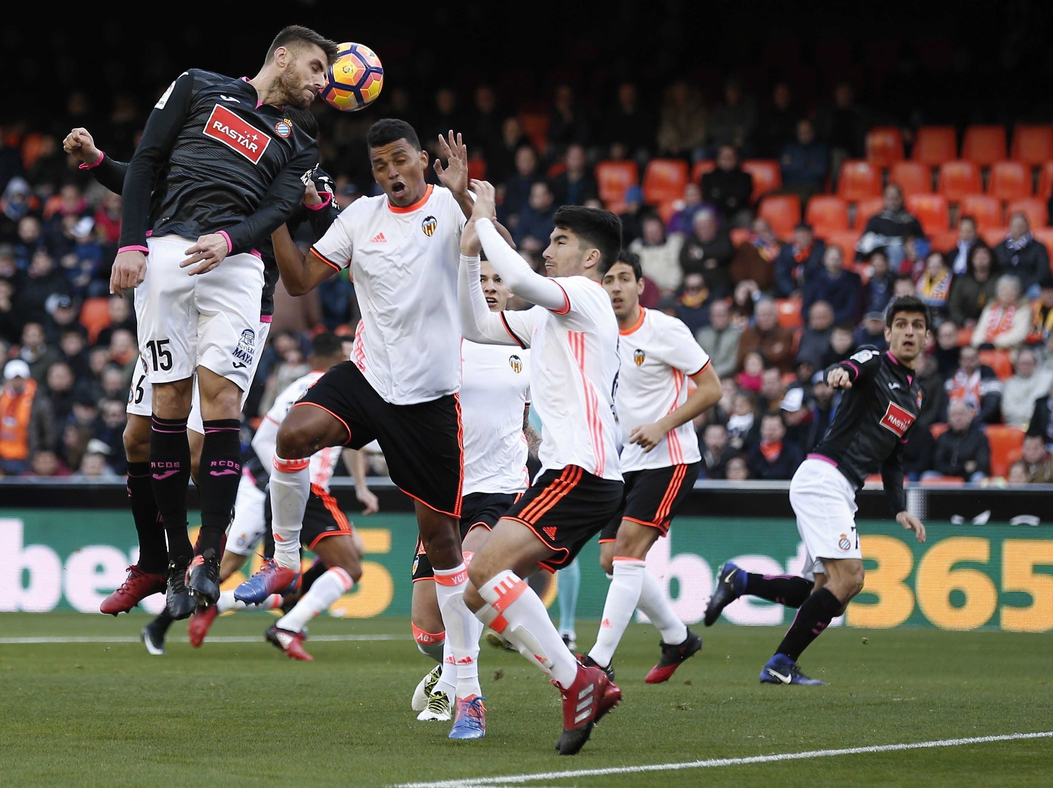 L'Espanyol es desperta tard a Mestalla (2-1)