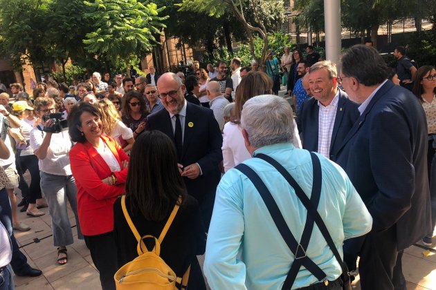 Eduard Pujol i Elisenda Paluzie acto aniversario|cumpleaños 1 O Marina Fernández