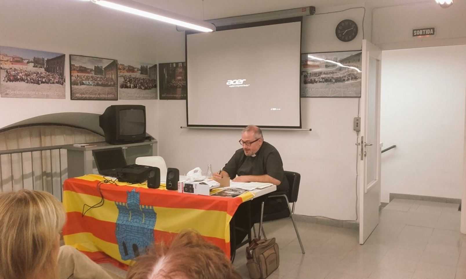 Castelló d'Empúries es manifesta en favor del rector i contra el bisbe