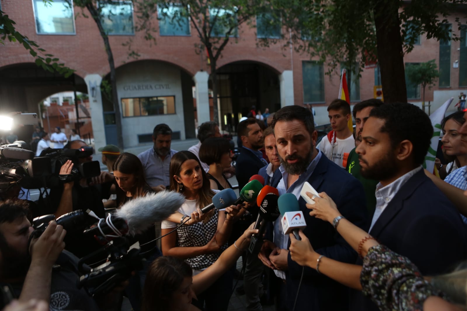 Abascal improvisa una visita al cuartel de Gràcia y la Guardia Civil no le deja entrar