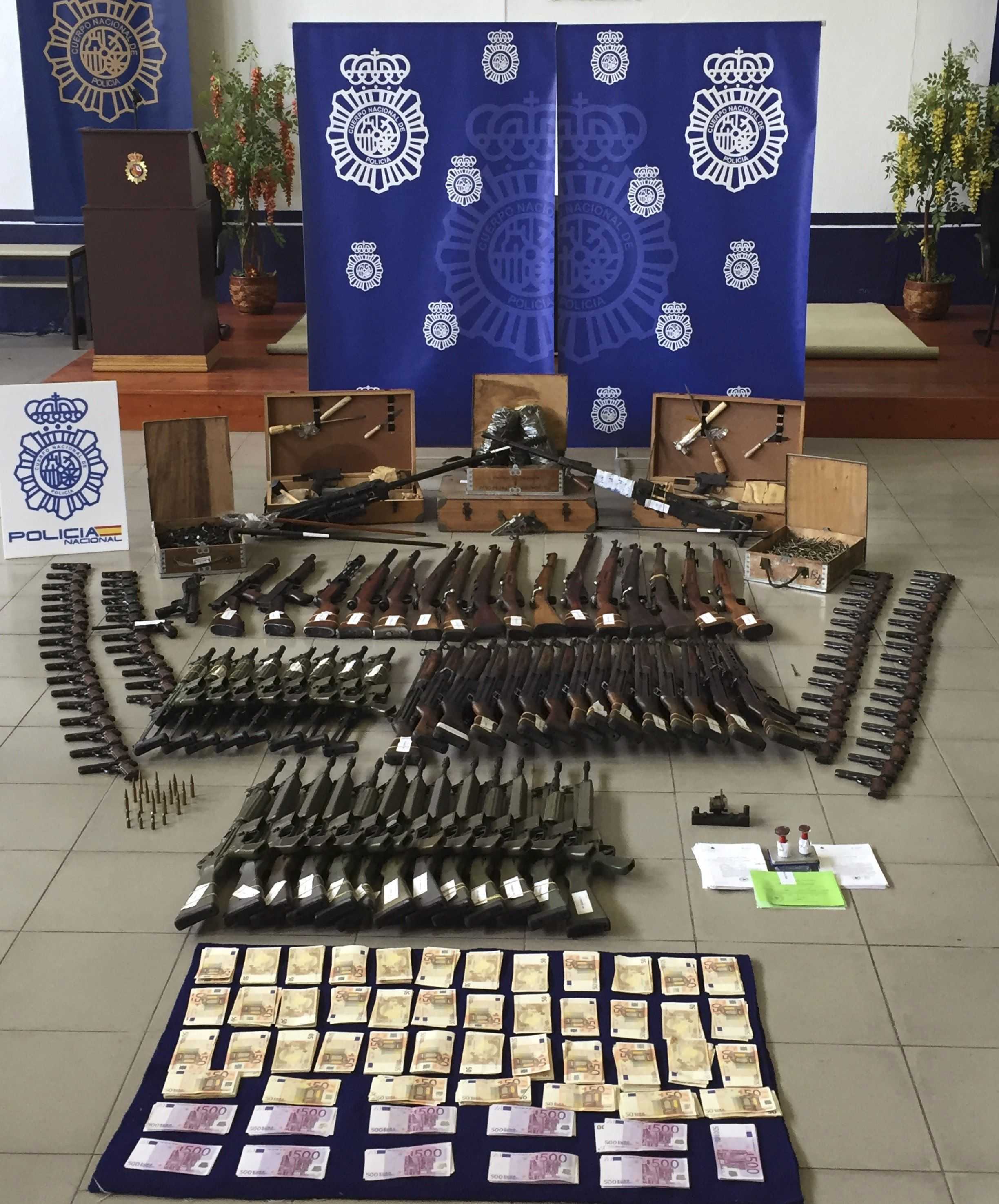 La policia incauta 12.000 armes a una banda criminal a Olot i altres punts