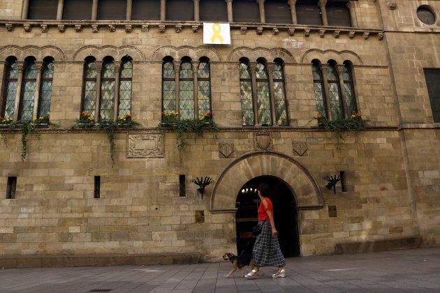 pancarta presos llaç groc ajuntament lleida - acn