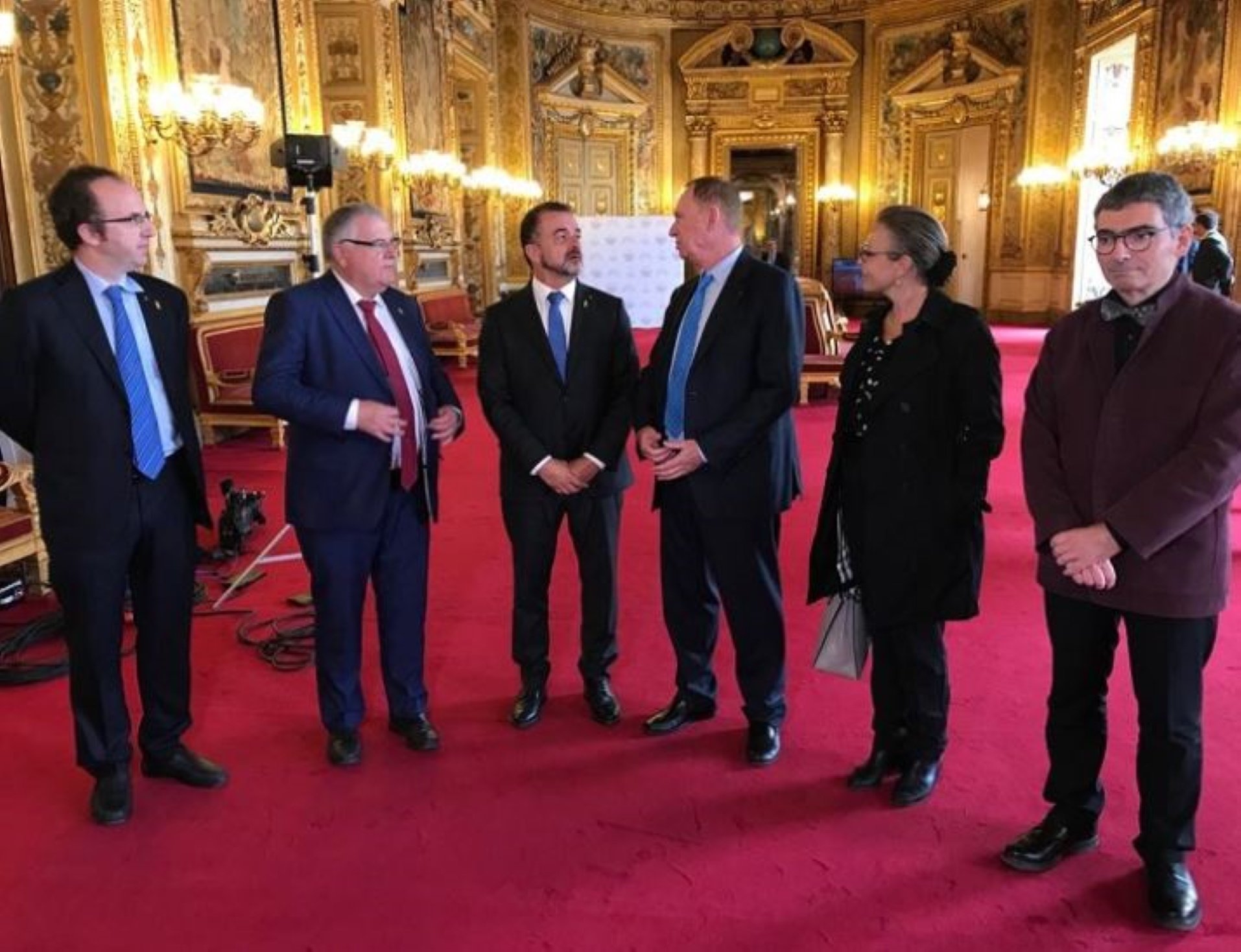 Bosch agradece en un encuentro con 20 senadores franceses su apoyo a la democracia