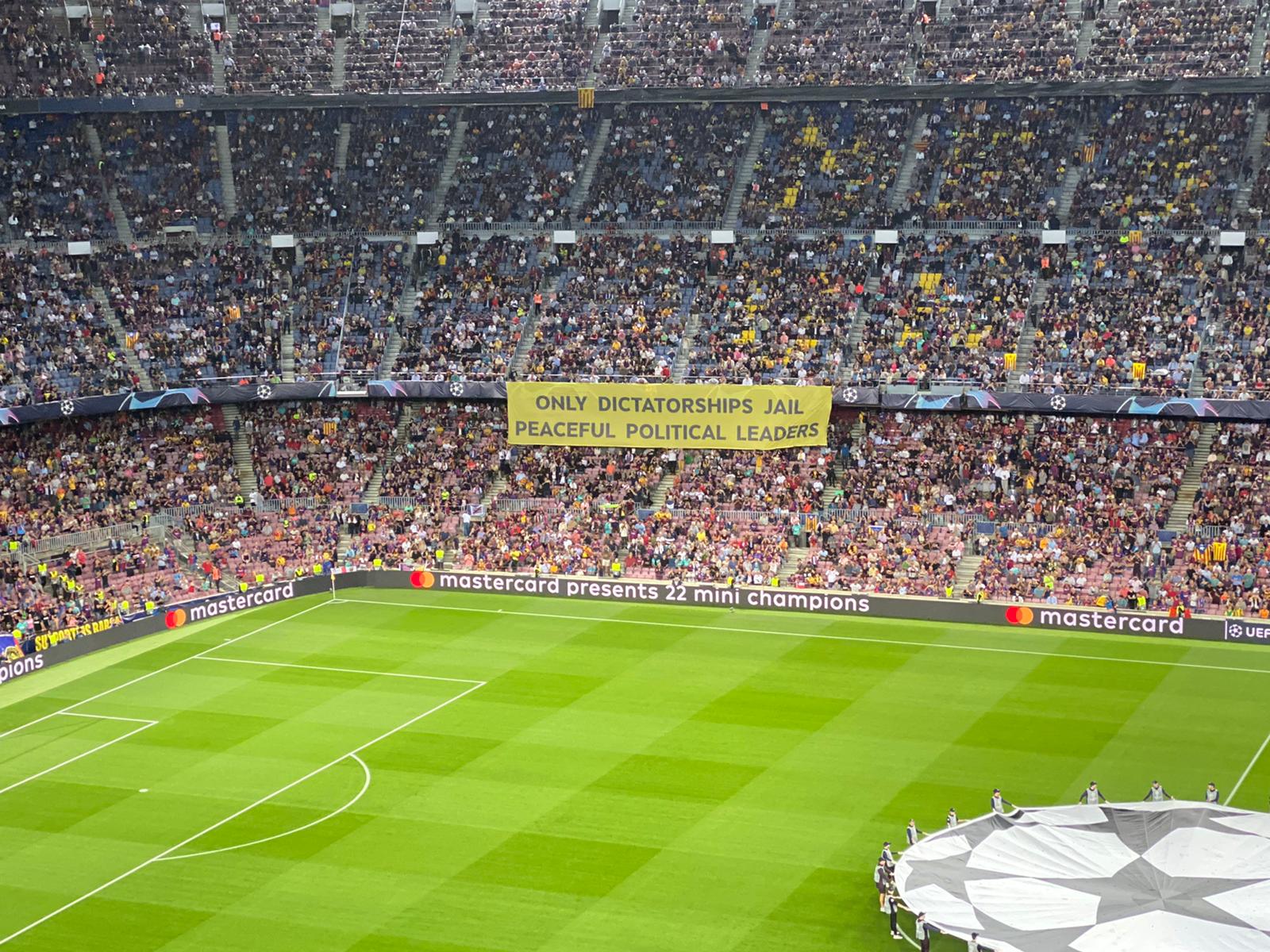 Camp Nou's message to Europe: "Only dictatorships jail peaceful political leaders"