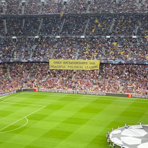 Rifirrafe entre Sala-i-Martin y Valls por la pancarta a favor de los presos del Camp Nou