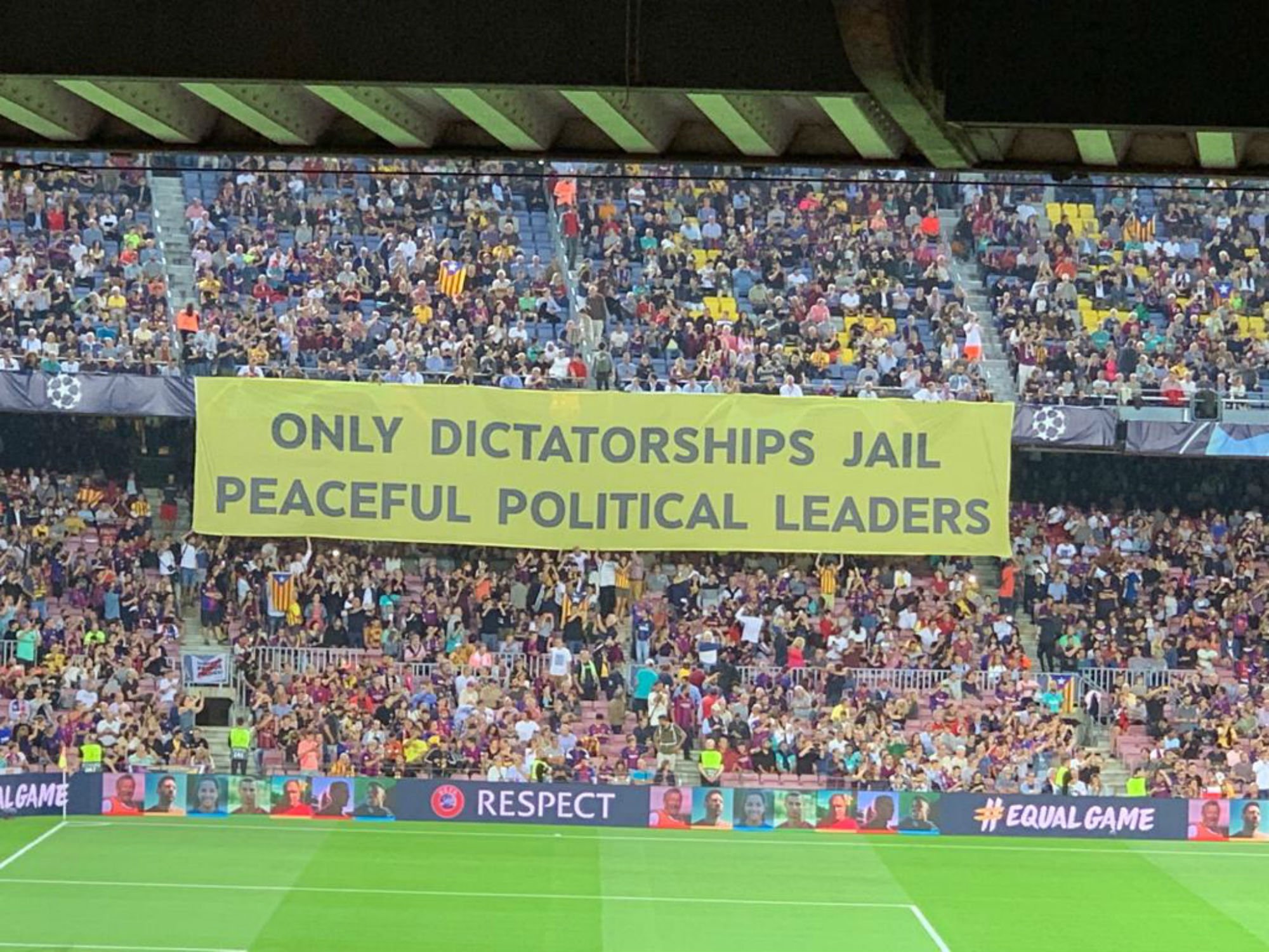 Estàs a favor que hi hagi pancartes polítiques al Camp Nou?