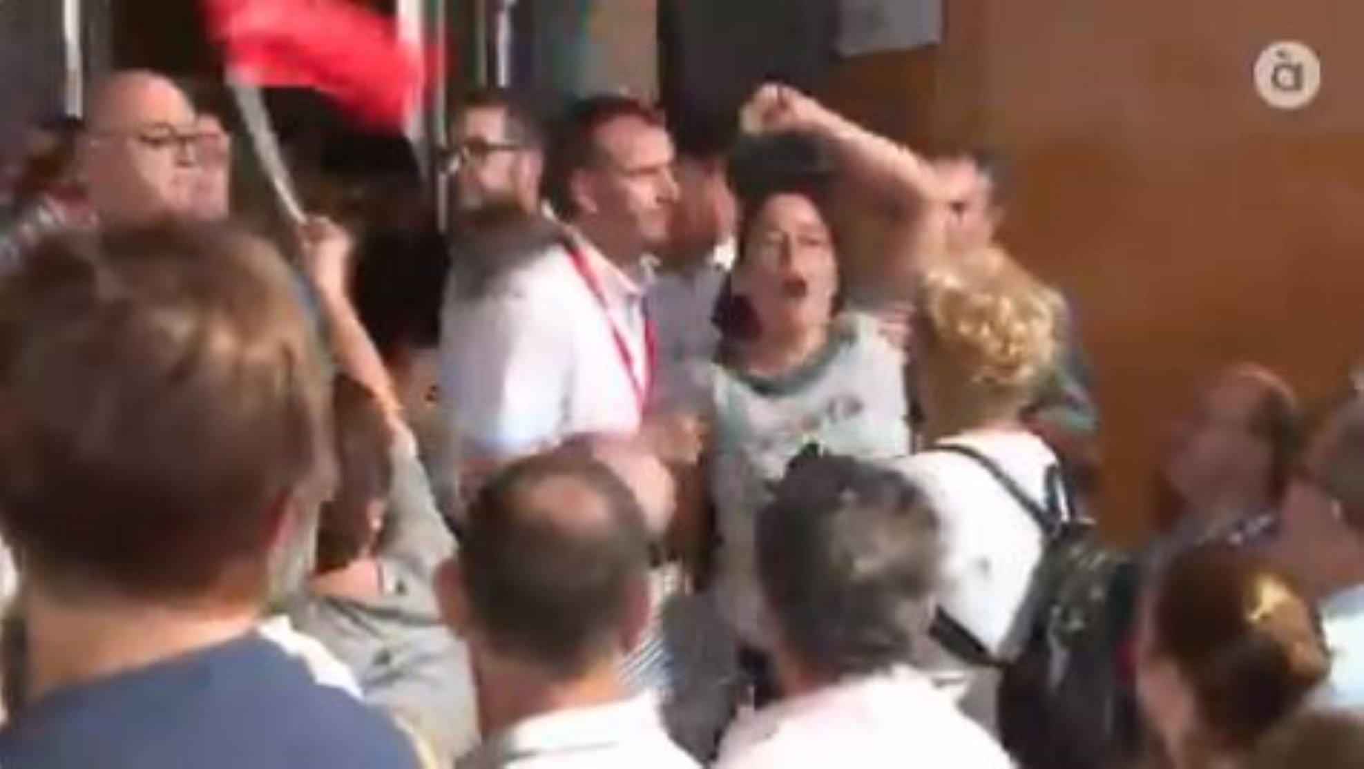 Tensión en un mitin de Pedro Sánchez en València