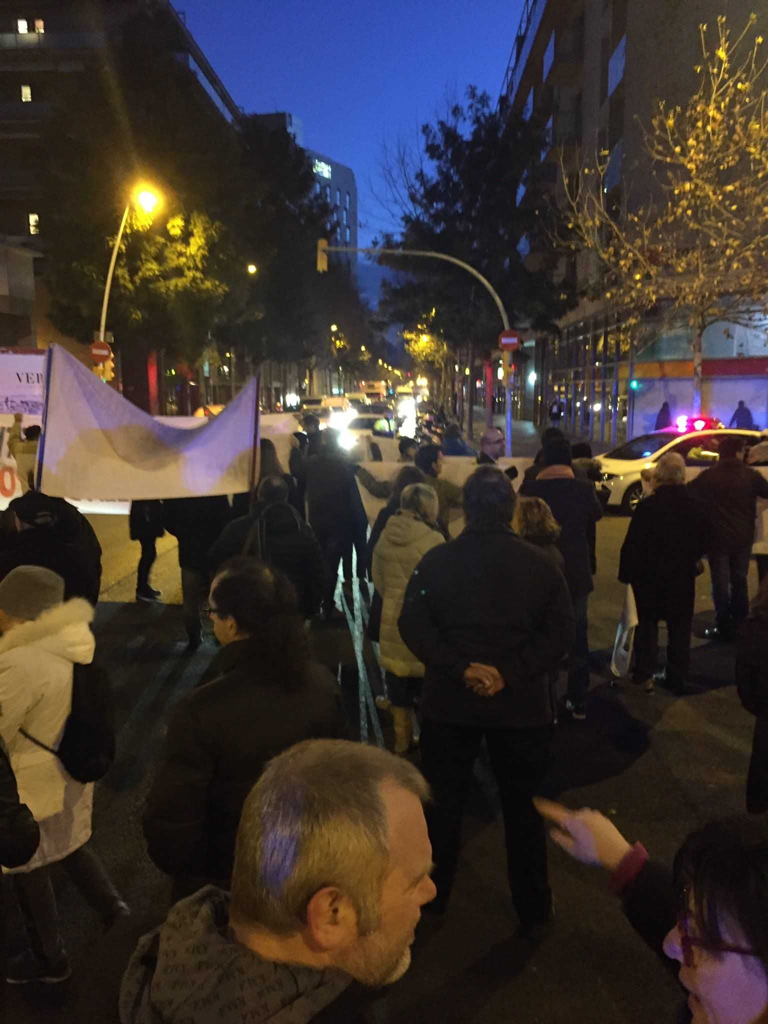 Un centenar de veïns es manifesten contra la superilla del Poblenou