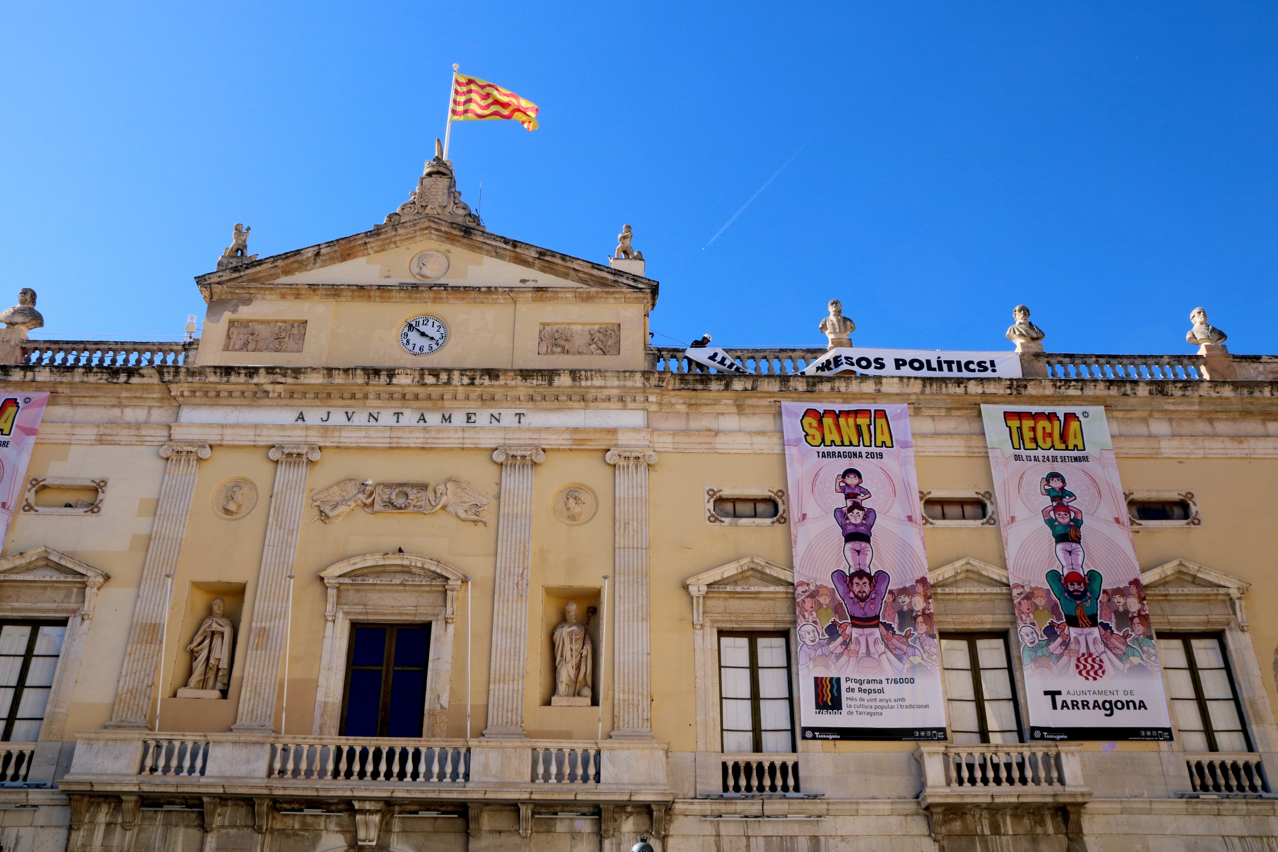 Tarragona retira la pancarta por los presos políticos del ayuntamiento