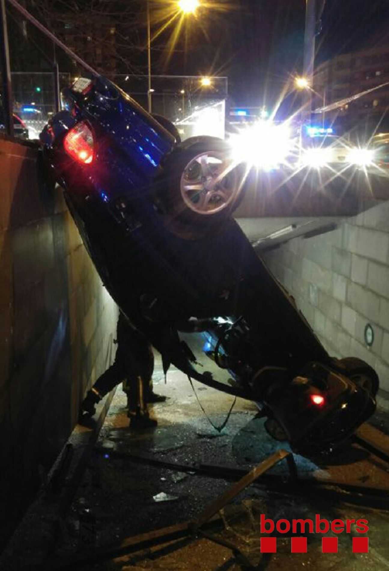 Un vehículo se precipita por la rampa de acceso del parking de la Ciutat de la Justícia