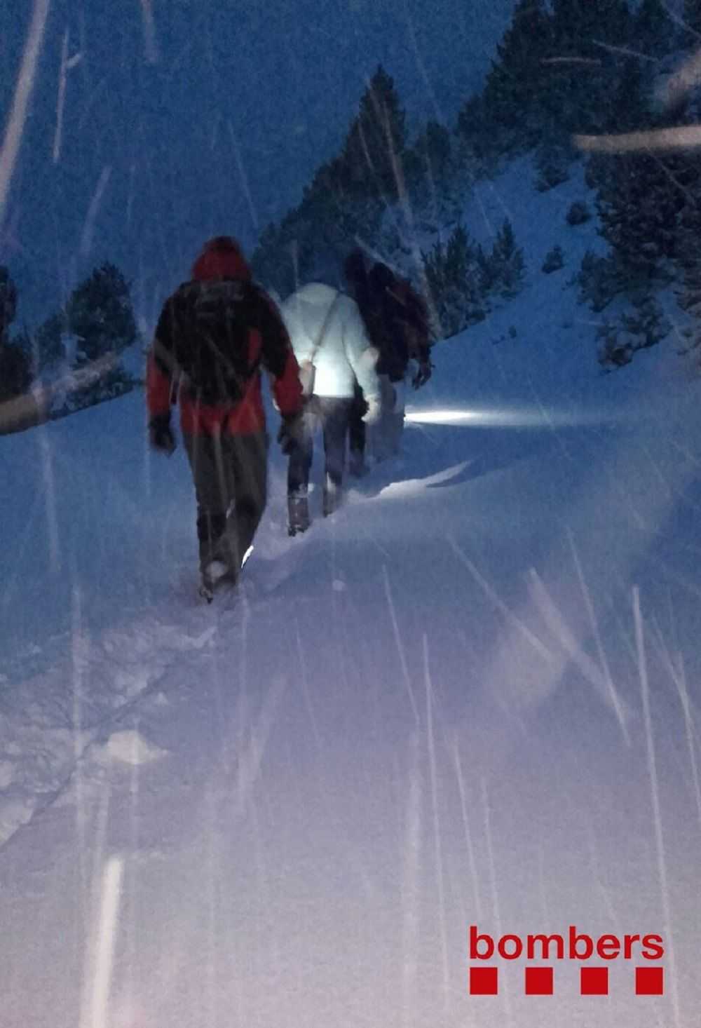 Rescaten una família aïllada per la neu en una pista forestal