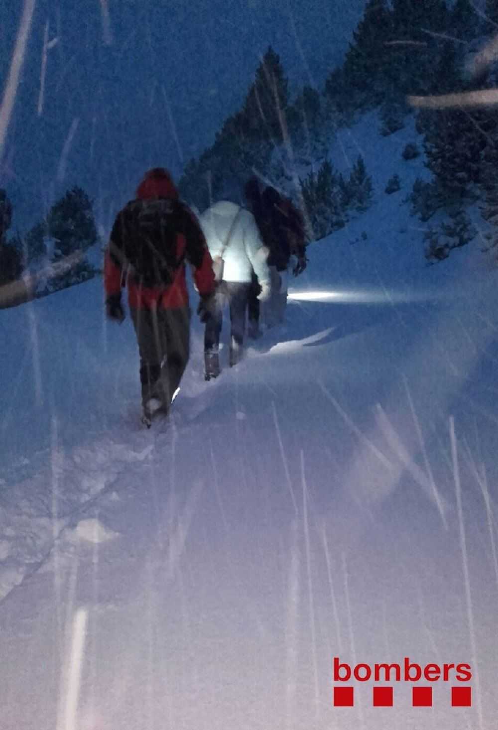 Rescatan a una familia aislada por la nieve en una pista forestal