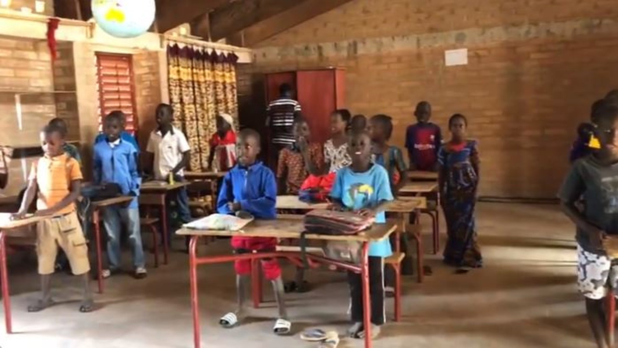 VÍDEO: El canto vibrante de 'Els segadors' en una escuela de Senegal