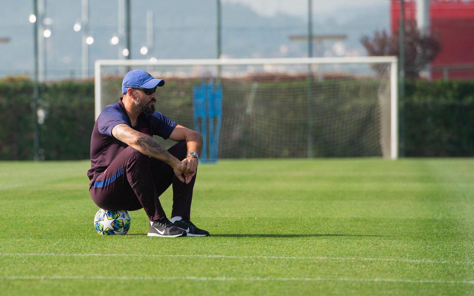 Víctor Valdés s'allunya del Barça