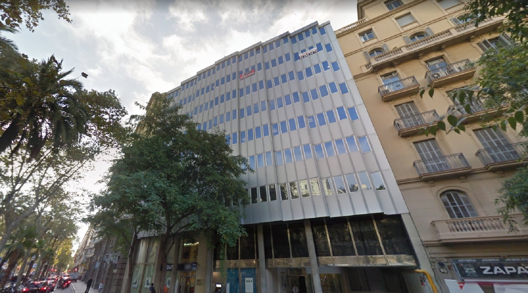 Una madre se encierra en el consulado de Uruguay en Barcelona para impedir entregar a la hija al padre
