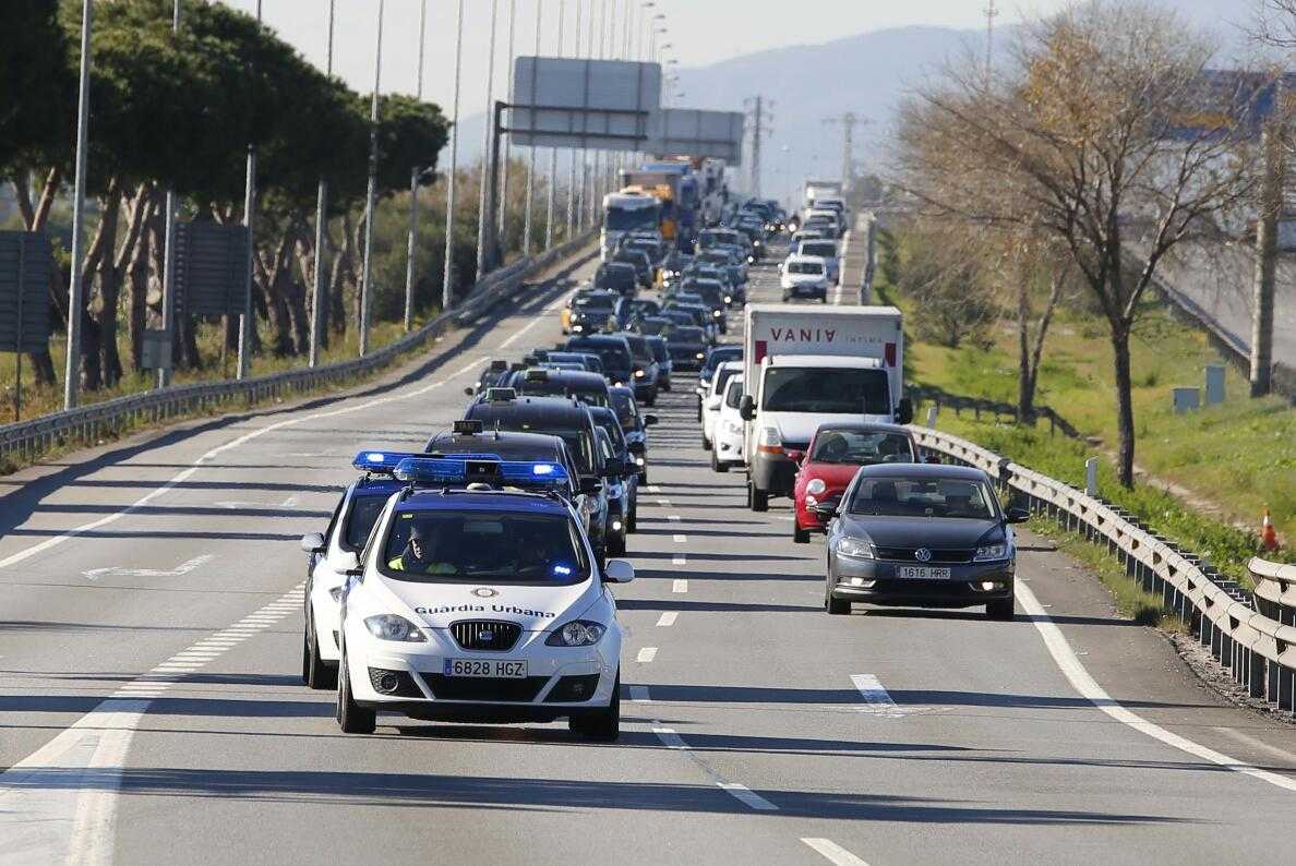 La protesta de los taxistas provoca congestiones en las rondas