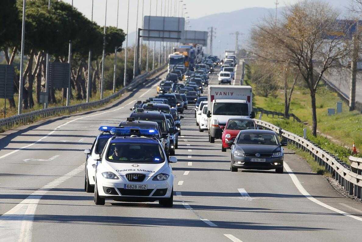 La protesta dels taxistes provoca congestions a les rondes