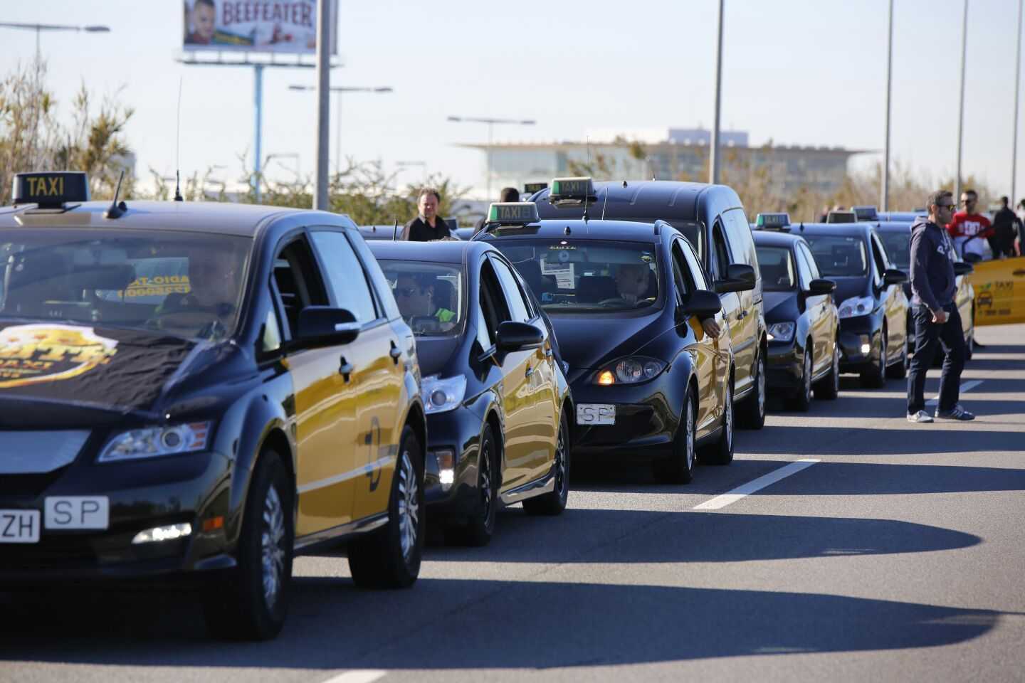 Un grupo de personas vuelca un coche de Cabify en Barcelona