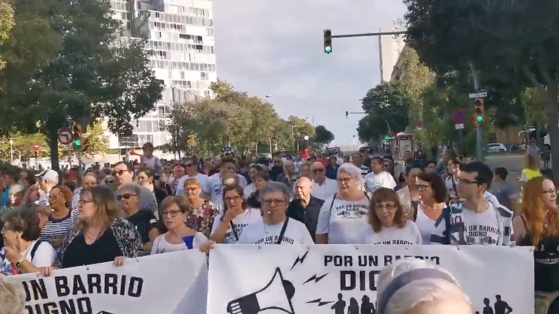 Marcha de 3.000 vecinos del Besòs "por un barrio digno" (y contra dos centros de mena)