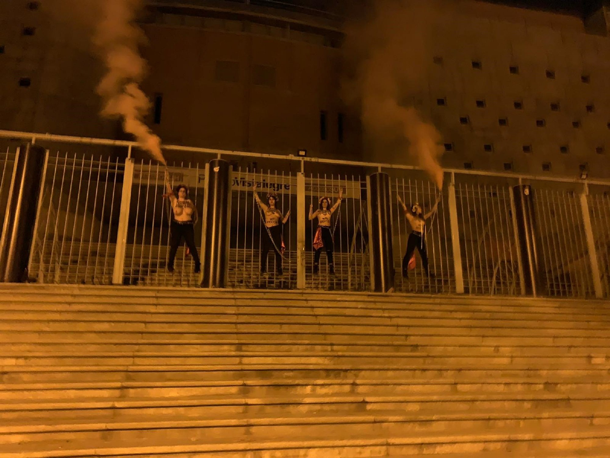 Quatre activistes de Femen s'encadenen a Vistalegre abans del míting de Vox