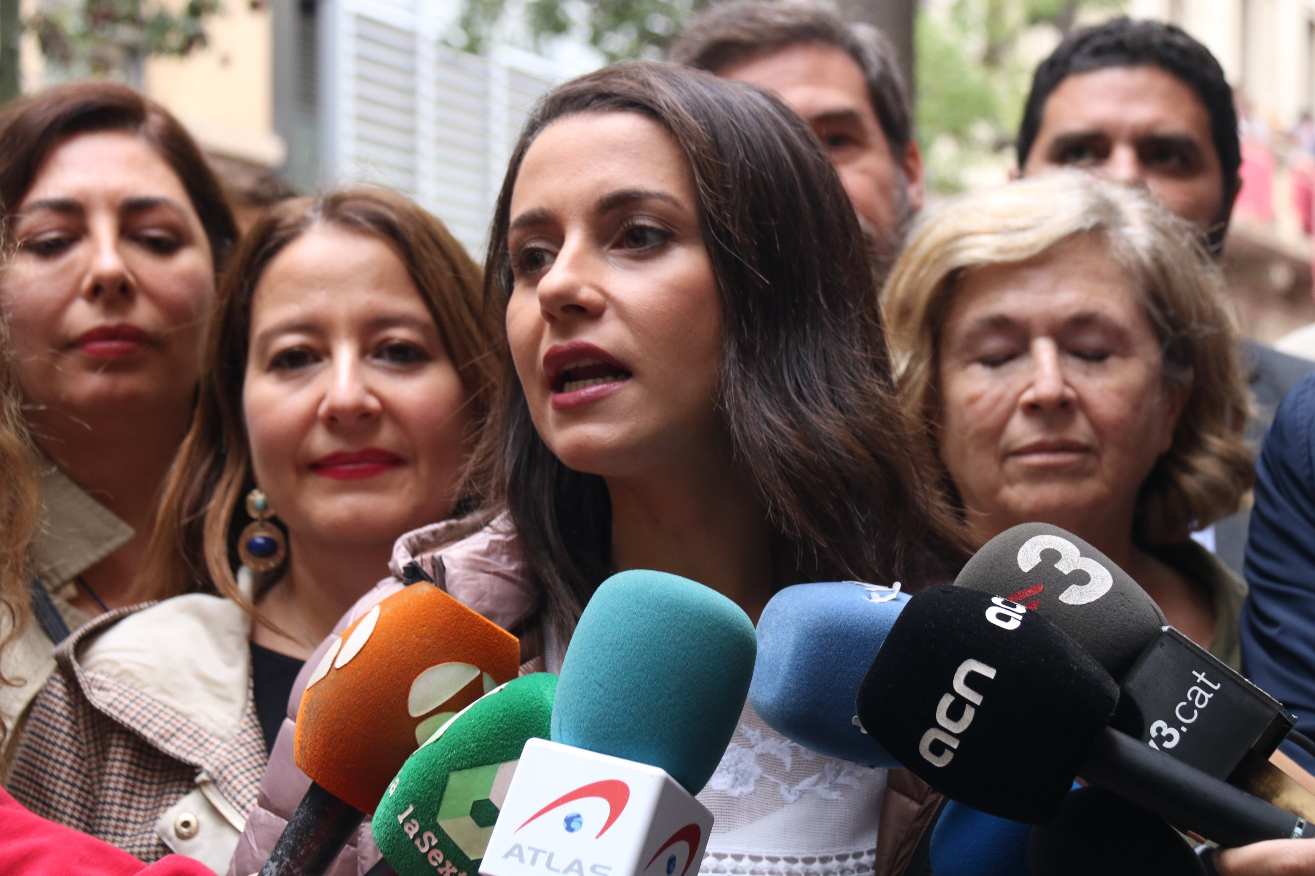 VIDEO | Inés Arrimadas jeered on visit to neighbourhood 'festa major' in Barcelona