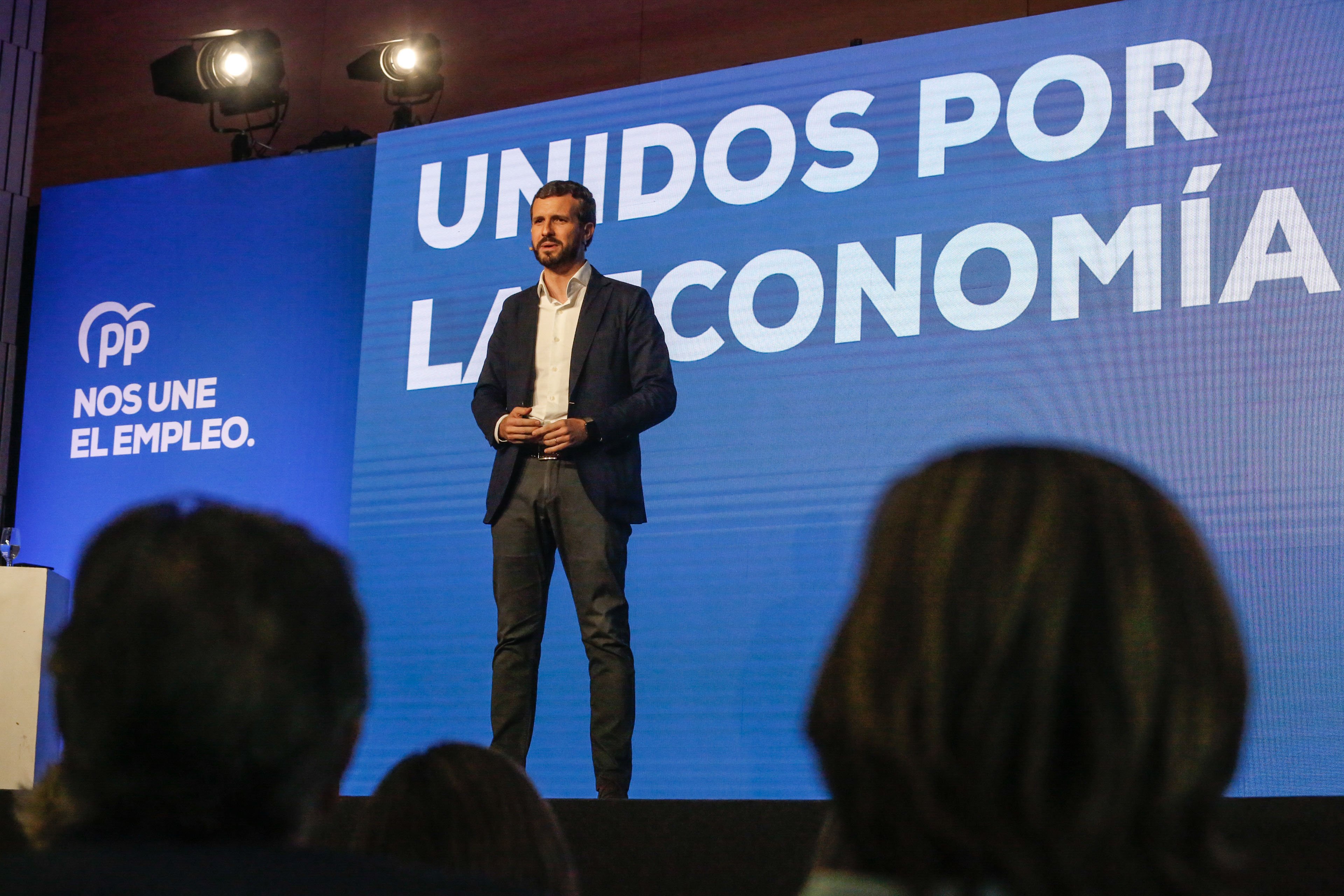 Casado avisa a Sánchez con ir al TC  si no recurre esta semana las resoluciones del Parlament