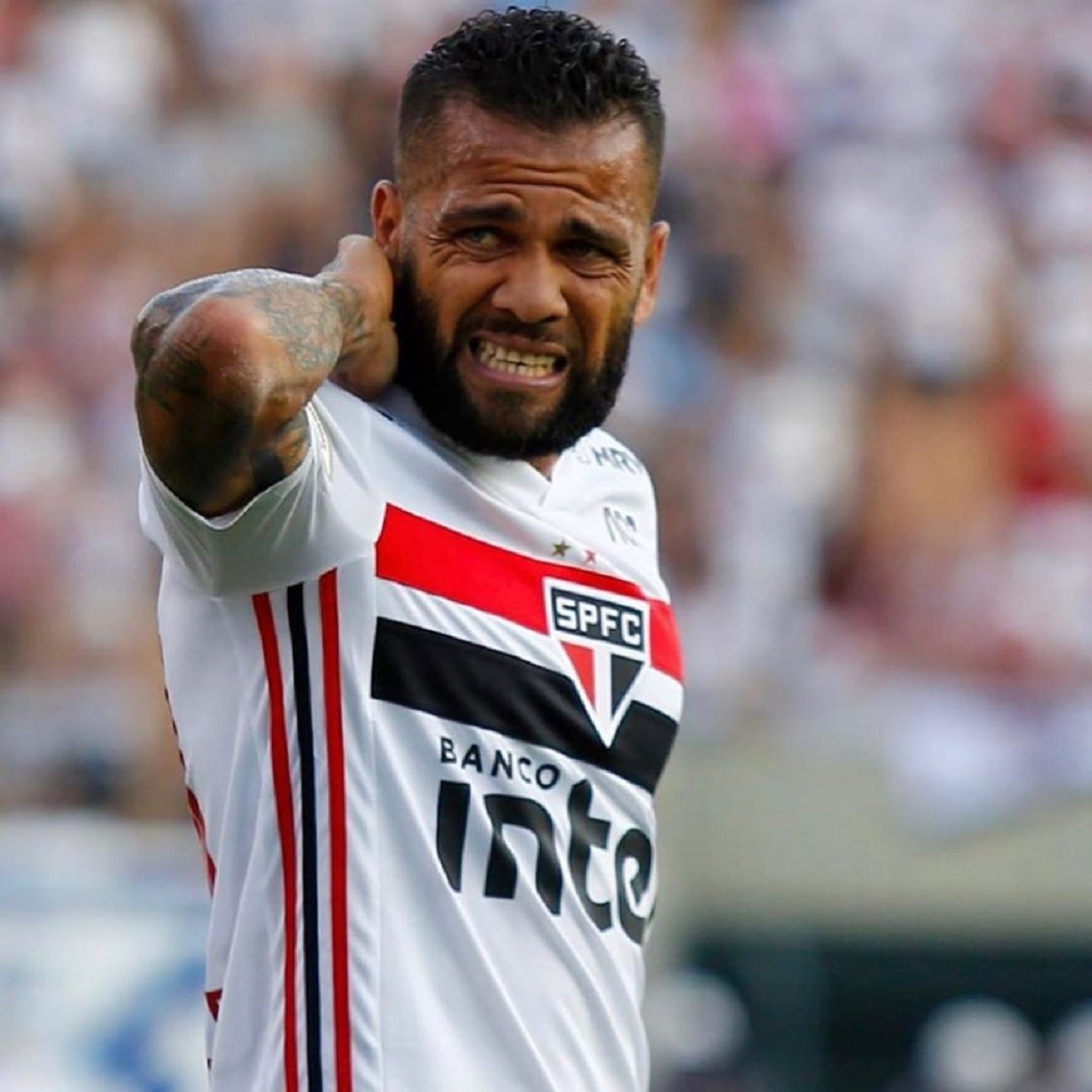 Dani Alves para els peus al president del Brasil en plena crisi del coronavirus