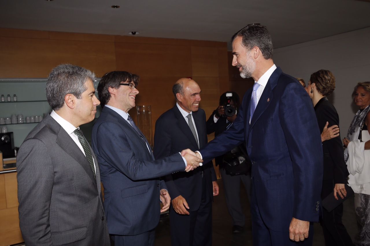 Felipe VI cenará con Puigdemont (y con Forcadell y Colau)