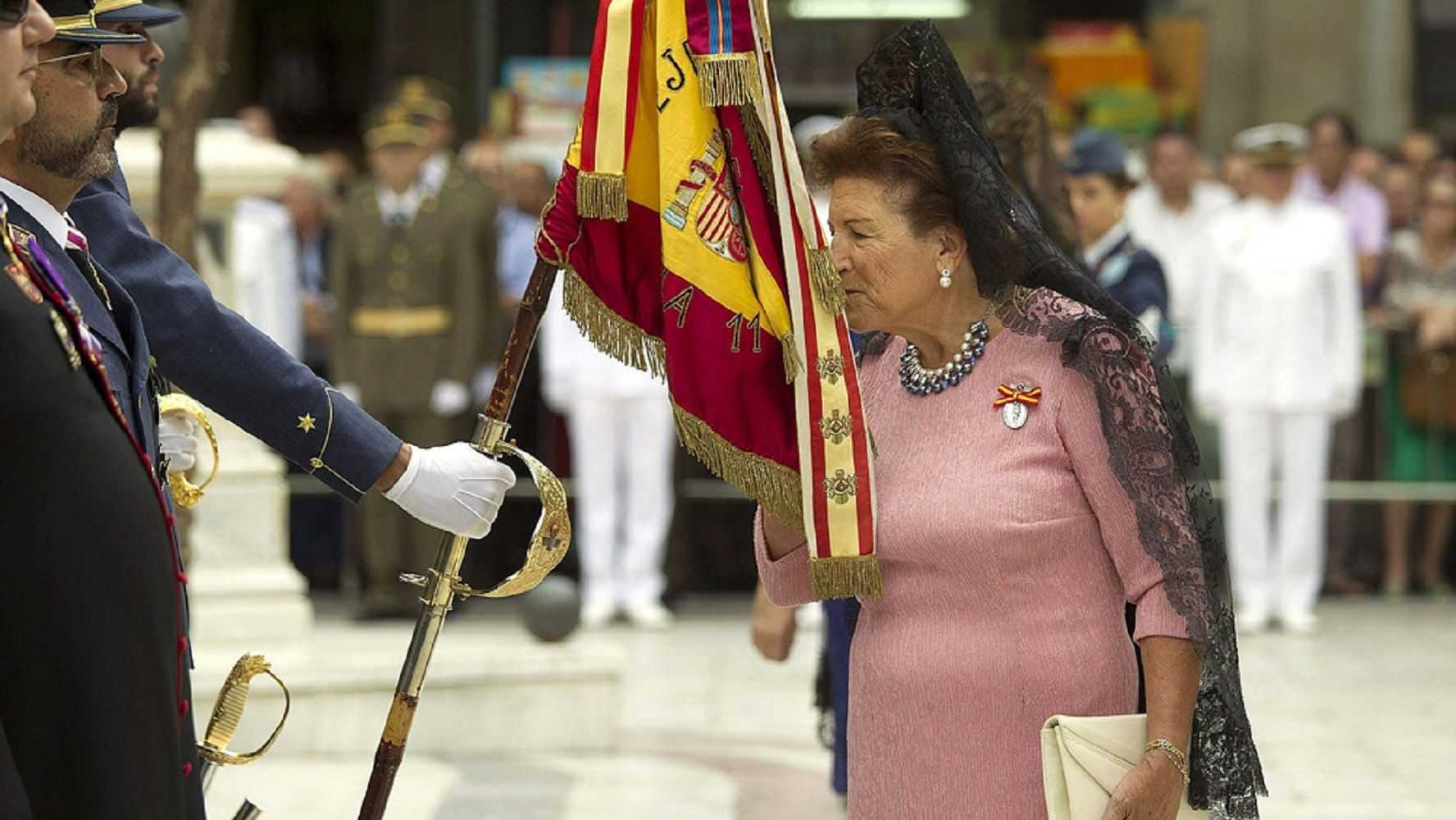 Cospedal prepara un registre d’espanyols que han jurat bandera