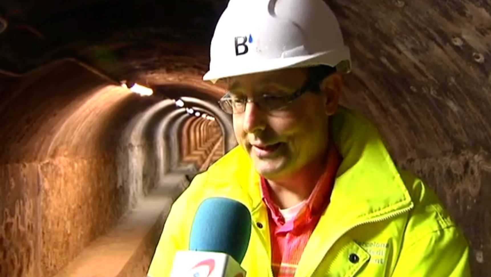 ¿Qué harías si se te cae el móvil en el alcantarillado de Barcelona?