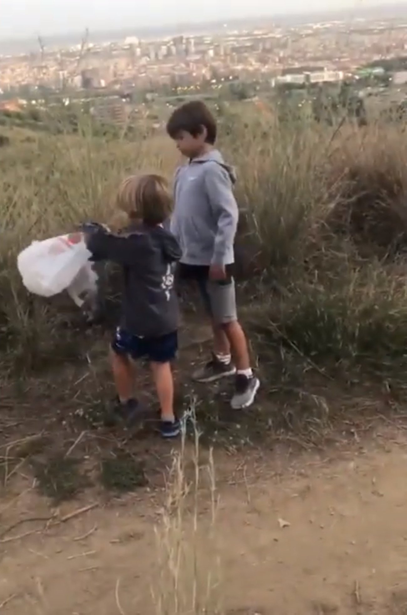 Gerard Piqué ensenya als seus fills com salvar el planeta